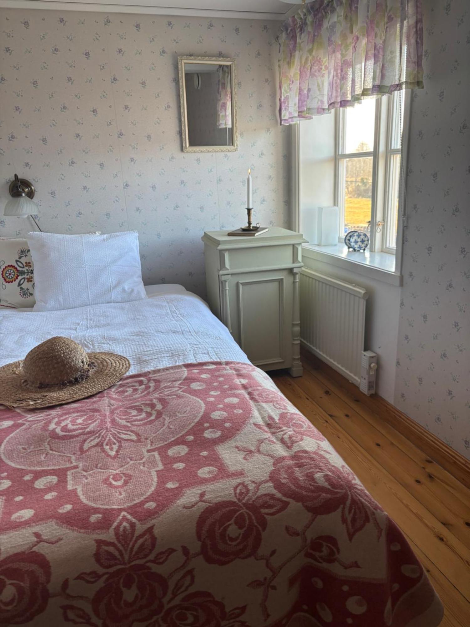 Bull-August Gard Vandrarhem/Hostel Arholma Экстерьер фото